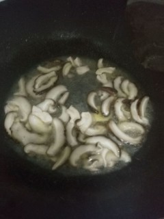 彩椒炒菌菇 第3步