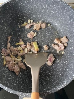  菌菇炒肉 第1步