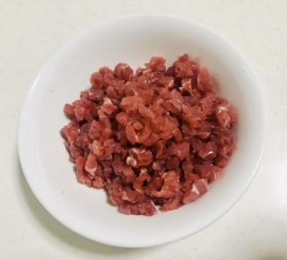  牛肉虾仁磨菇炒饭～舌尖上的美食（牛肉炒饭） 第2步