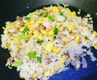  牛肉虾仁磨菇炒饭～舌尖上的美食（牛肉炒饭） 第8步