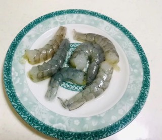  牛肉虾仁磨菇炒饭～舌尖上的美食（牛肉炒饭） 第3步