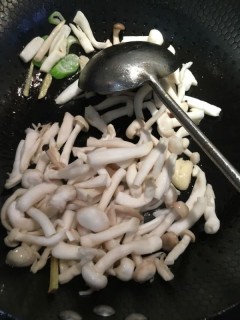  青菜炒蘑菇 第3步
