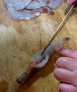  蒜蓉海虾蒸金针菇 第6步