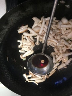  青菜炒蘑菇 第4步