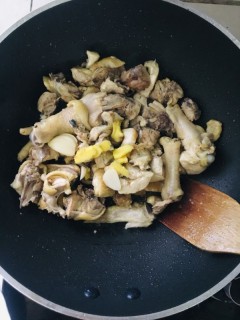  蘑菇炖鸡肉 第2步