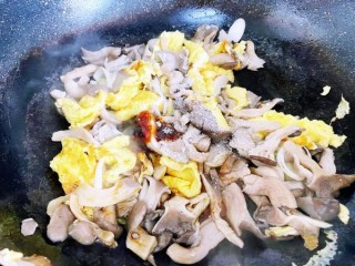  【鲜香金黄】蘑菇（秀珍菇）鸡蛋 第7步