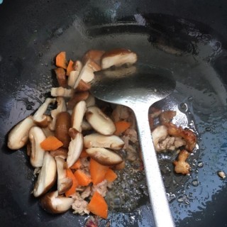  大白菜香菇腐竹炒肉 第4步