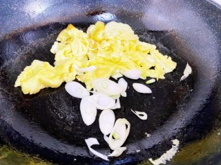  【鲜香金黄】蘑菇（秀珍菇）鸡蛋 第5步