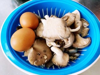  【鲜香金黄】蘑菇（秀珍菇）鸡蛋 第1步
