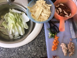  大白菜香菇腐竹炒肉 第1步