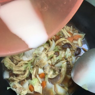  大白菜香菇腐竹炒肉 第8步