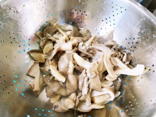  【鲜香金黄】蘑菇（秀珍菇）鸡蛋 第4步
