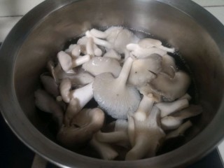  蘑菇肉片汤 第4步