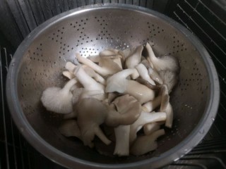  蘑菇肉片汤 第1步