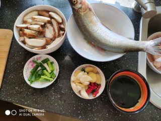  红烧香菇白鱼 第1步