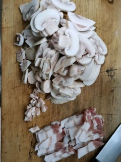  肉炒蘑菇 第2步