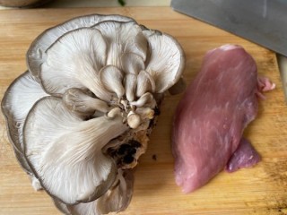  蘑菇肉丝汤 第1步