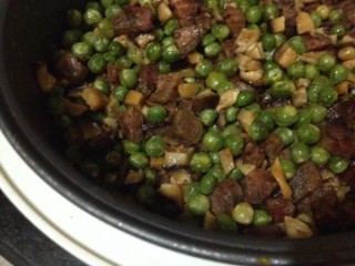  香菇腊肠豌豆焖饭 第5步