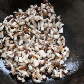  菌汤面条 看得见的香菇 尝得到的鲜美 这才是真正的菌汤 第4步