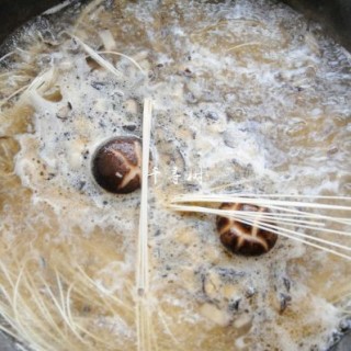 菌汤面条 看得见的香菇 尝得到的鲜美 这才是真正的菌汤 第8步
