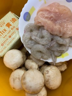  鸡蓉虾仁蘑菇汤 第1步