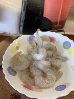  鸡蓉虾仁蘑菇汤 第2步