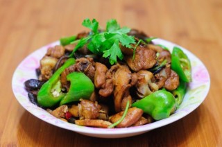  家常香菇木耳青椒炒鸡块 简单又营养的下饭菜 香浓美味吃不够 第6步
