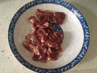  黑椒汁蟹味菇炒牛肉 第1步