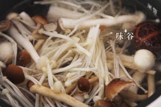  棒骨菌菇汤 第5步