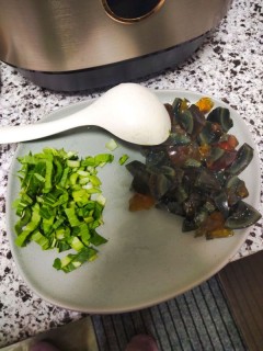  皮蛋火腿香菇青菜粥 第5步