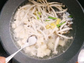  花蛤菌菇豆腐汤 第7步