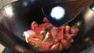  番茄鸡蛋海鲜菇汤 第6步