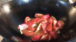  番茄鸡蛋海鲜菇汤 第5步