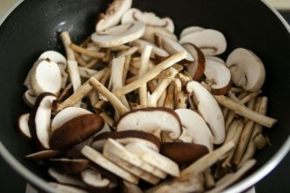  干香脆嫩，滋味浓郁的干煸蘑菇毛豆 第5步