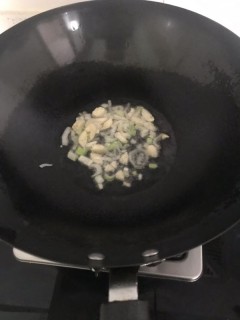  香菇炒土豆片 第5步