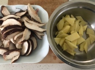 香菇炒土豆片 第1步
