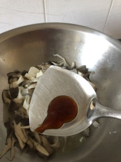  蘑菇烧豆腐 第3步