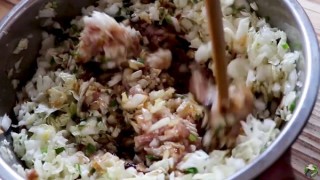  白菜猪肉香菇水饺 第3步