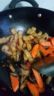  胡萝卜香菇炒肉片 第3步