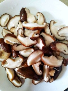  香菇炒瘦肉――夏水灵的私房菜家常菜 第4步