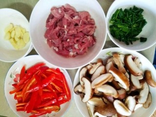  香菇炒瘦肉――夏水灵的私房菜家常菜 第1步