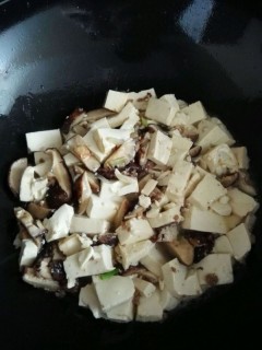  蘑菇炖豆腐+小炒肉 第3步