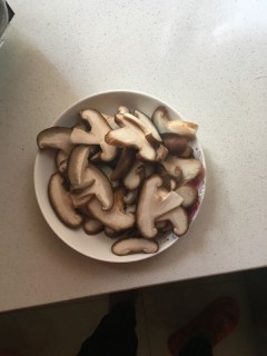  肉炒香菇土豆片 第2步