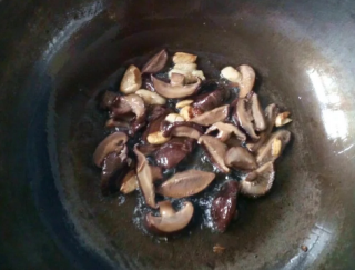  香菇炒西葫芦片 第2步