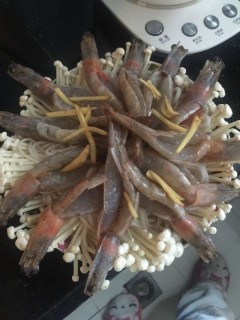  蒜蓉金针菇粉丝蒸虾 第3步