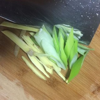  鸡丝菌菇青菜粥 第3步