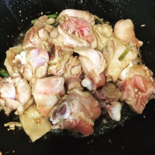  香菇炒鸡腿肉 第4步