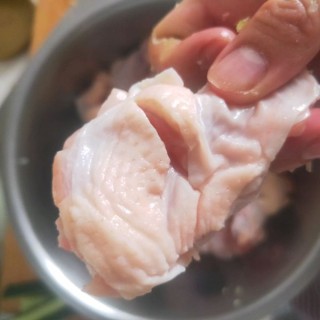  砂锅炖香菇鸡翅根 第1步