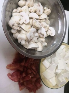  白蘑菇豆腐汤 第1步
