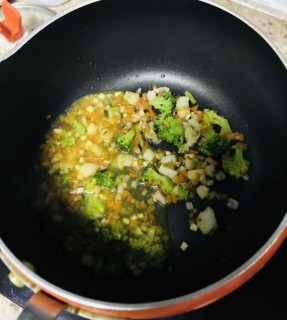  西兰花香菇胡萝卜鳕鱼饭➕红米苋汤 第6步